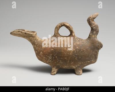 Terrakotta zoomorphe askos (Schiff). Kultur: Zypriotische. Abmessungen: H.4 3/16 in. (10,6 cm). Datum: Ca. 2000-1800 v. Chr.. Fantastische Vase mit vier Füßen, loop Griff, Auslauf und Schlange. Museum: Metropolitan Museum of Art, New York, USA. Stockfoto