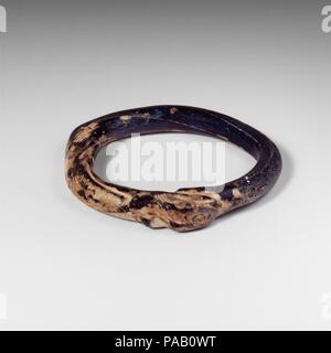 Glas Armband. Kultur: Roman. Abmessungen: H.: 3/8 in. (1 cm) Durchm.: 2 cm. (5,7 cm). Datum: Ca. 2.-4.Jh. N.CHR.. Transluzente Kobaltblau. Unregelmäßig Rundschreiben Band; im Abschnitt aber unförmig, wo in einem Abschnitt nachgerüstet und wo Enden der Stange waren zusammen gedrückt; pontil Narbe am äußeren Rand der gegenüberliegenden Seite. Intakt; längliche blasen; Mattierung, schwachen Schillern und Patches von cremig Verwitterung. Museum: Metropolitan Museum of Art, New York, USA. Stockfoto