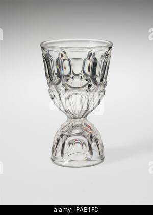 Eierbecher. Kultur: American. Abmessungen: 5 x 8 1/4 in. x 10 in. (12,7 x 21 x 25,4 cm). Schöpfer: Eventuell neue England Glass Company (Amerikanische, East Cambridge, Massachusetts, 1818-1888). Datum: 1830-70. Museum: Metropolitan Museum of Art, New York, USA. Stockfoto