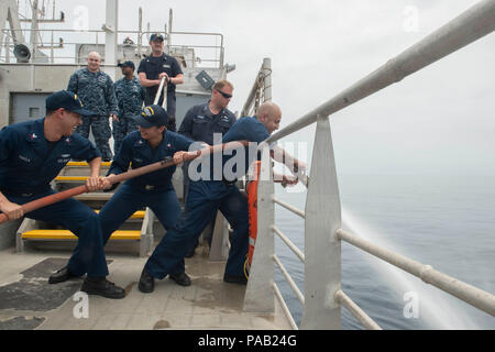 160304-N-WV 703-131 GOLF VON GUINEA (März 4, 2016) - Segler Mann der Schlauch während des Lebens löschübungen an Bord USNS Speerspitze (T-EPF 1), 4. März 2016. Die Military Sealift Command expeditionary schnelles Transportschiff USNS Speerspitze ist auf einem geplanten Einsatz in den USA 6 Flotte Bereich der Maßnahmen der internationalen Zusammenarbeit capacity building Programm Afrika Partnerschaft Station zu unterstützen. (U.S. Marine Foto von Mass Communication Specialist 3. Klasse Amy M. Ressler/Freigegeben) Stockfoto