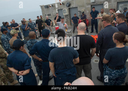 160304-N-WV 703-195 GOLF VON GUINEA (März 4, 2016) - Erster Offizier Todd Kutkiewicz, einen öffentlichen Dienst mariner, führt an Bord pyrotechnische Ausbildung an Bord USNS Speerspitze (T-EPF 1), 4. März 2016. Die Military Sealift Command expeditionary schnelles Transportschiff USNS Speerspitze ist auf einem geplanten Einsatz in den USA 6 Flotte Bereich der Maßnahmen der internationalen Zusammenarbeit capacity building Programm Afrika Partnerschaft Station zu unterstützen. (U.S. Marine Foto von Mass Communication Specialist 3. Klasse Amy M. Ressler/Freigegeben) Stockfoto