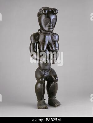 Figur aus einem reliquiar Ensemble: sitzt eine Frau. Kultur: Fang Völker, Okak Gruppe. Abmessungen: H. 25 3/16 x W. 7 7/8 x 6 1/2 in. (64 x 20 x 16,5 cm). Datum: 19. Anfang des 19. Jahrhunderts. Das Fang Völker leiten einen Sinn für Kontinuität mit ihrer Vergangenheit als auch einen gemeinschaftlichen Zusammenhalt in der Gegenwart durch einen Ahnenkult, bekannt als bieri. Bieri reliquiar Figuren, wie dieses Beispiel aus dem 19. Jahrhundert, verkörpern die Eigenschaften, dass der Fang bewundern Sie am meisten in Menschen - nämlich, Ruhe, die Vitalität und die Fähigkeit, Gegensätze im Gleichgewicht zu halten. Wie Holz- Figuren und Köpfe sind auf Rinde Container platziert Stockfoto