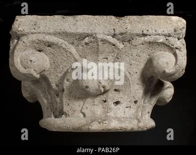 Hauptstadt. Kultur: Französisch. Abmessungen: Insgesamt: 10 5/8 x 16 1/2 x 13 3/8 in. (27 x 41,9 x 34 cm). Datum: 12. Museum: Metropolitan Museum of Art, New York, USA. Stockfoto