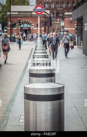 Feindliche Fahrzeugbarrieren vor dem Bahnhof King's Cross in King's Cross, Camden, London, Großbritannien Stockfoto