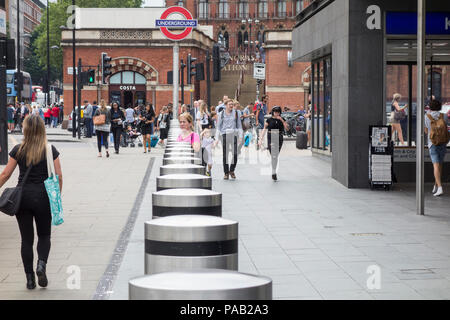 Feindliche Fahrzeug Hindernisse außerhalb von King's Cross Bahnhof King's Cross, London, UK Stockfoto