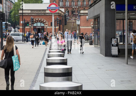 Feindliche Fahrzeug Hindernisse außerhalb von King's Cross Bahnhof King's Cross, London, UK Stockfoto