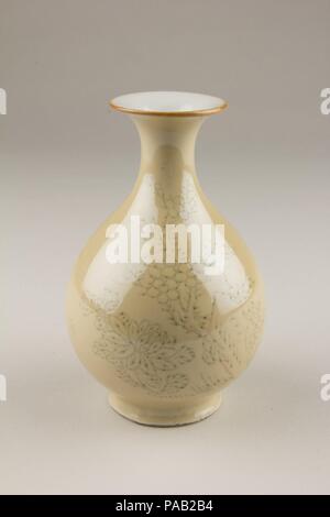 Vase. Kultur: China. Abmessungen: H.5. (12,7 cm). Datum: 18. Museum: Metropolitan Museum of Art, New York, USA. Stockfoto