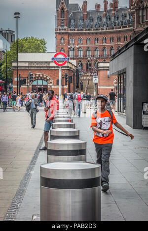 Feindliche Fahrzeug Hindernisse außerhalb von King's Cross Bahnhof King's Cross, London, UK Stockfoto