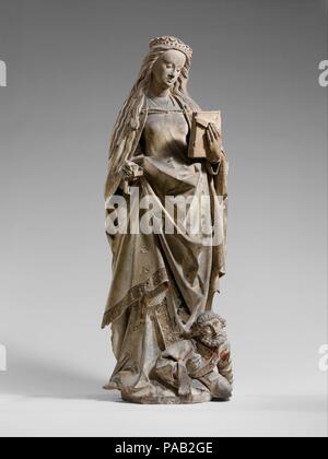 Die heilige Katharina von Alexandria. Artist: Workshop von Jan Crocq (Süd Niederländischen, vor 1465 - nach 1510). Kultur: Französisch. Abmessungen: Insgesamt: 61 1/2 x 22 1/2 x 14 1/4 in. (156,2 x 57,2 x 36,2 cm). Datum: Ca. 1475-1525. Saint Catherine steht über dem Kauernden Abbildung von Kaiser Maxentius, der fünfzig heidnischen Philosophen bestellt ihren christlichen Glauben zu widerlegen. Zuerst auf den "Stachelrad, die auf wundersame Weise von einem thunderbolt zerstört wurde, Catherine wurde schließlich durch Enthauptung gemartert. Die Skulptur ist stilistisch Nach niederländischen Künstler Jan Crocq, die in Lothringen aktiv war Stockfoto