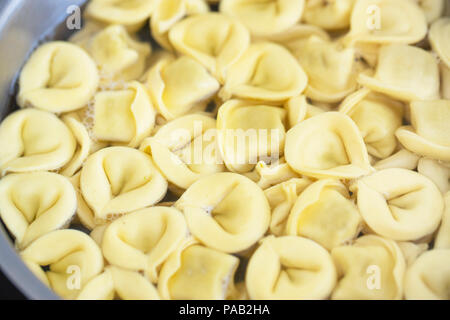 Kochen Ravioli, frische hausgemachte Pasta Italienisch Kochen in kochendes Wasser. Stockfoto