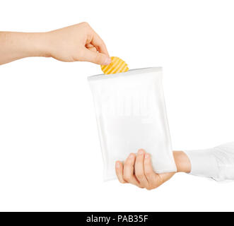 Leere weiße snack Beutel mock up Halten in der Hand isoliert. Klar Weiß chips Pack mockup. Essen Chips. Behandeln Sie die Menschen Chips und Chips. Die Männer, die Kartoffel chi Stockfoto