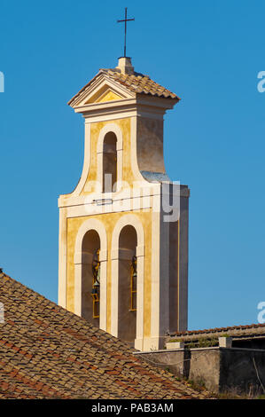 Der Glockenturm von Santo Cosma e Damiano gegen einen strahlend blauen Himmel in Rom Stockfoto