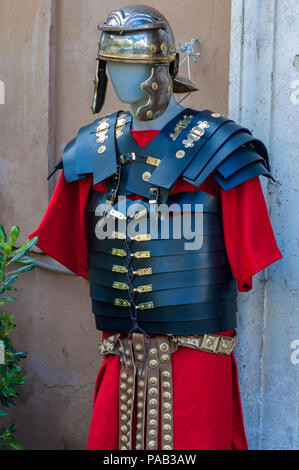 Eine Kopie einer Römischen Legionärs Rüstung zum Verkauf an ahnungslose Touristen in Rom Stockfoto