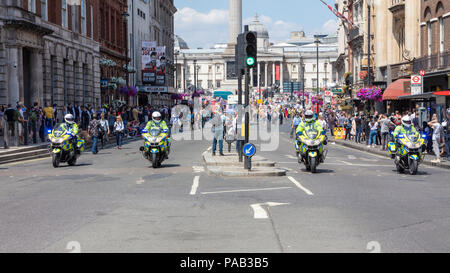 Whitehall, London, UK, 13. Juli 2018; Vier Metropolitan Polizei Motorradfahrer in einer Linie während der Proteste Anti-Trump Stockfoto