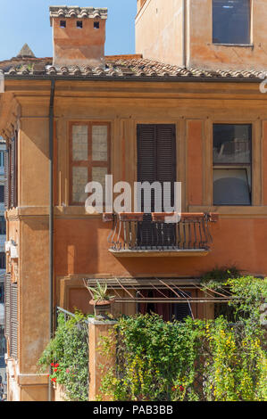 Erstellen von Symmetrie mit einer falschen Fenster. Die hintere Ecke des Gebäudes von babington Kaffee Zimmer in Rom hat interessante architektonische Merkmale Stockfoto