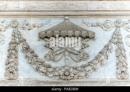 Papal Cross Keys geschnitzt auf einer detaillierten Panel auf der Fassade der Archbasilica der Lateranbasilika in Rom von Alessandro Galilei Stockfoto