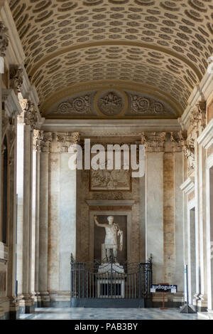 Das Atrium des Archbasilica der Lateranbasilika in Rom mit einer Statue von Kaiser Konstantin Stockfoto