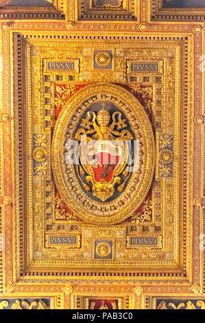 Eine deckenplatte an Papst Pius VI. in den Päpstlichen Archbasilica der Lateranbasilika in Rom gewidmet Stockfoto