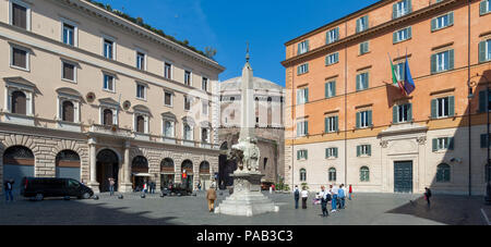 Piazza Della Minerva, Rom, mit Blick auf die Elefanten und Obelisk, von Bernini, an seinem Herzen, und das Pantheon im Hintergrund. Stockfoto