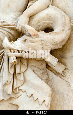 Flachrelief eines Meeres schlangen Kopf von der östlichen Fassade, oder Tellus-Panel, der Ara Pacsis Augustae in Rom, aus der Zeit um 9 v. Chr. Stockfoto