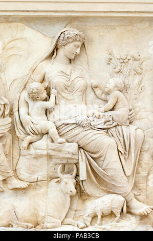 Detail der Göttin Abschnitt der "Tellus" Panel aus dem Ara Pacis Augustae (Altar des Augusteischen Friedens) in Rom zu Pax, der römischen Göttin gewidmet. Stockfoto