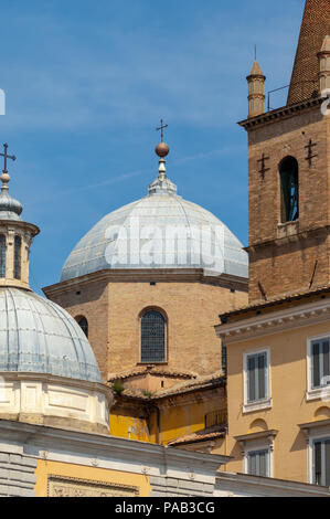 Die Kuppeln und Glockenturm der Basilika von Santa Maria del Popolo und das Museum von Leonardo da Vinci auf der Piazza del Popolo in Rom Stockfoto