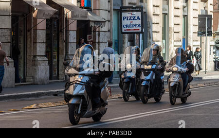 Motorroller Reiten entlang der Corso Vittorio Emanuele II in Rom Stockfoto