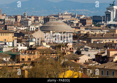 Blick über Rom vom Pantheon, Museo del Vittoriano, und das Kolosseum zum Päpstlichen Archbasilica St. Johannes im Lateran und die Hügel Stockfoto