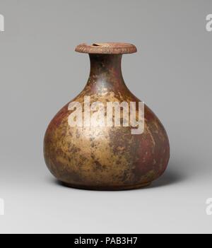 Bronze Kanne. Kultur: Griechisch. Abmessungen: H.7 7/8 in. (20 cm). Datum: 3.-1. Jahrhundert v. Chr.. Die Form dieser Vase ist ungewöhnlich. Es vereint die gedämpft, konkaven Nacken und Abfackeln, unten - gedreht Lippe einer alabastron, mit dem kugelförmigen Körper einer Hocke lekythos. Museum: Metropolitan Museum of Art, New York, USA. Stockfoto