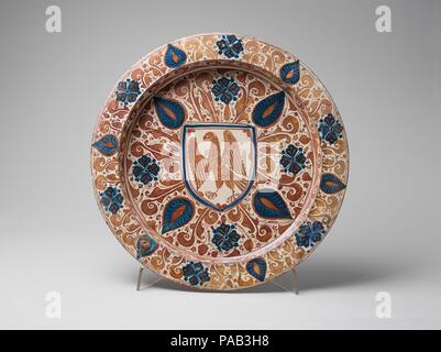 Deep Dish mit Eagle. Kultur: Spanisch. Abmessungen: Insgesamt: 18 5/8 x 1 7/8 in. (47,3 x 4,8 cm). Datum: Ca. 1450-1470. Museum: Metropolitan Museum of Art, New York, USA. Stockfoto