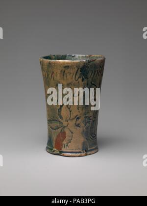 Tumbler. Kultur: American. Designer: Henry Chapman Mercer (1856-1930). Abmessungen: H.5. (12,7 cm). Hersteller: Mährische Keramik und Fliesen Werke (1899 gegründet). Datum: Ca. 1879. Museum: Metropolitan Museum of Art, New York, USA. Stockfoto