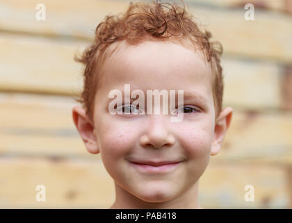 Nahaufnahme Portrait von lustigen rothaarigen Jungen mit Sommersprossen Stockfoto