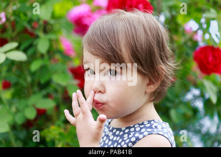 Süße kleine kleinkind Mädchen ihre Nase bohren Stockfoto