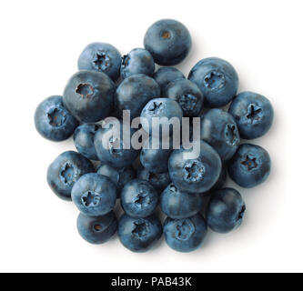 Blick von oben auf die blaubeeren Heap isoliert auf weißem Stockfoto