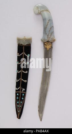 Dolch (khanjar) mit Scheide. Kultur: Indisch, Mughal. Abmessungen: H. mit Scheide 14 7/16 in. (36,7 cm); H. ohne Scheide 14 cm. (36,2 cm); H. von Blade 9 7/8 in. (25,1 cm); W. 2 7/8 in. (7,3 cm); Wt. 8.2 oz. (232.5 g); Gew. der Ummantelung 1.7 oz. (48,2 g). Datum: 19. Museum: Metropolitan Museum of Art, New York, USA. Stockfoto