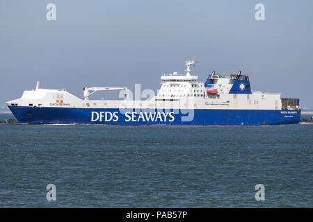 SUECIA SEAWAYS outbound Rotterdam. DFDS Seaways ist eine große dänische Reederei, die den Personen- und Güterverkehr in ganz Nordeuropa. Stockfoto