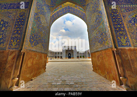 Shah Moschee auch als Imam Moschee durch monumentale Tor bekannt, in Naghshejehan Square, in Isfahan, Iran Stockfoto