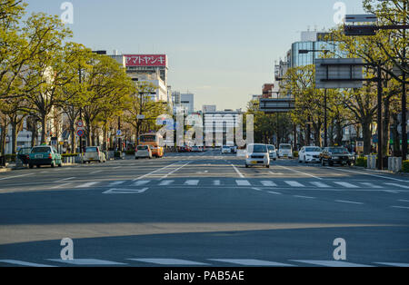 Himeji Stadtbild, der Verkehr auf der Straße, Gasse, Schloss Himeji, Himeji City, Kobe, Hyogo Provinz, Shirazaki Jo, Japan. Stockfoto