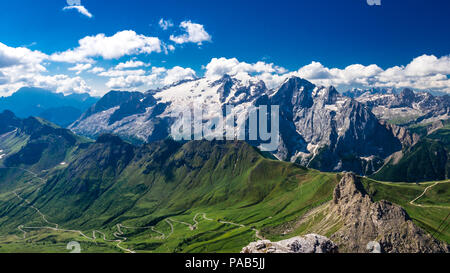 Marmolada Massiv, Dolomiti, Itay. Schöne Aussicht auf die Marmolada Gletscher und Pordoi Pass von Gruppo Sella und Piz Boe peak Stockfoto
