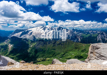 Marmolada Massiv, Dolomiti, Itay. Schöne Aussicht auf die Marmolada Gletscher und Pordoi Pass von Gruppo Sella und Piz Boe peak Stockfoto