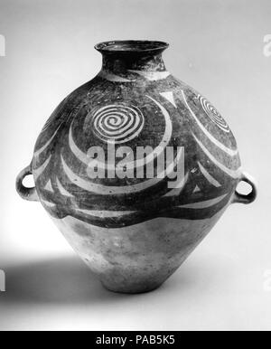 Glas mit Spirale Dekoration. Kultur: China. Abmessungen: H.13 cm. (34,3 cm). Datum: Cozumel Typ (Ca. 2350-2050 v. Chr.). Basierend im Nordwesten, dem Majiaoyao stellt eine Phase des umfangreichen Yangshao Kultur der North China während der Jungsteinzeit. Museum: Metropolitan Museum of Art, New York, USA. Stockfoto