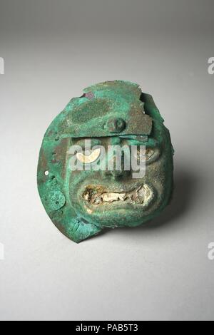 Maske Ornament. Kultur: Moche (Loma Negra). Abmessungen: Durchm. 3 15/16 in. (10 cm). Datum: 390-450. Museum: Metropolitan Museum of Art, New York, USA. Stockfoto