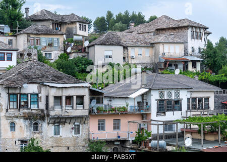 Traditionelle, osmanischen Zeit, Stein überdacht, Häuser in der alten Stadt Gjirokastra in Südalbanien. Stockfoto