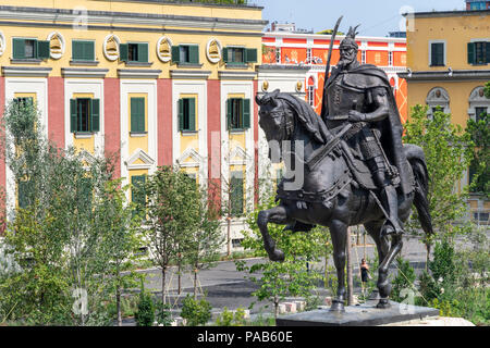 Die Statue von Skanderbeg im Zentrum von Skanderbeg Square mit den Regierungsstellen im Hintergrund, Tirana, Albanien, Stockfoto