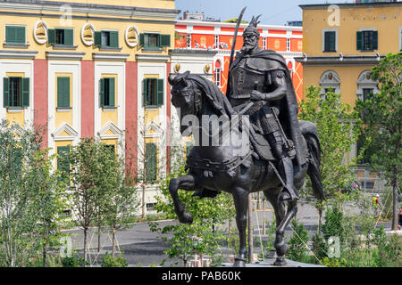 Die Statue von Skanderbeg im Zentrum von Skanderbeg Square mit den Regierungsstellen im Hintergrund, Tirana, Albanien, Stockfoto