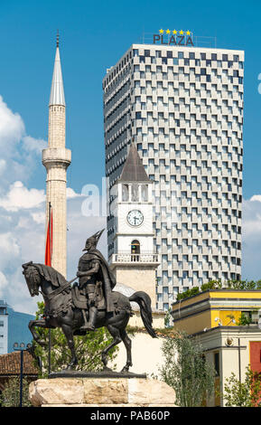 Vier der von Tirana Wahrzeichen - die Statue von skanderbeg, der Et'Hem Bey Moschee, der Clock Tower und dem Plaza Hotel von Skanderbeg Square Tirana gesehen Stockfoto