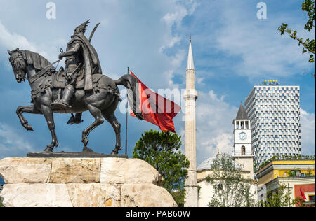 Vier der von Tirana Wahrzeichen - die Statue von skanderbeg, der Et'Hem Bey Moschee, der Clock Tower und dem Plaza Hotel von Skanderbeg Square Tirana gesehen Stockfoto