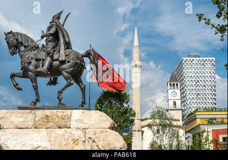 Vier der von Tirana Wahrzeichen - die Statue von skanderbeg, der Et'Hem Bey Moschee, der Clock Tower und dem Plaza Hotel von Skanderbeg Square Tirana gesehen Stockfoto