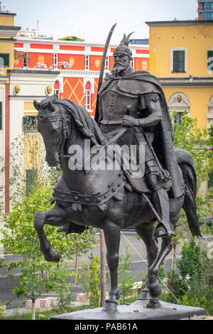 Die Statue von Skanderbeg im Zentrum von Skanderbeg Square mit den Regierungsstellen im Hintergrund, Tirana, Albanien, Stockfoto