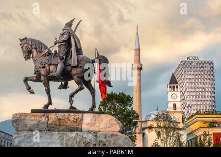 Vier der von Tirana Wahrzeichen - die Statue von skanderbeg, der Et'Hem Bey Moschee, der Clock Tower und dem Plaza Hotel von Skanderbeg Square Tirana gesehen Stockfoto